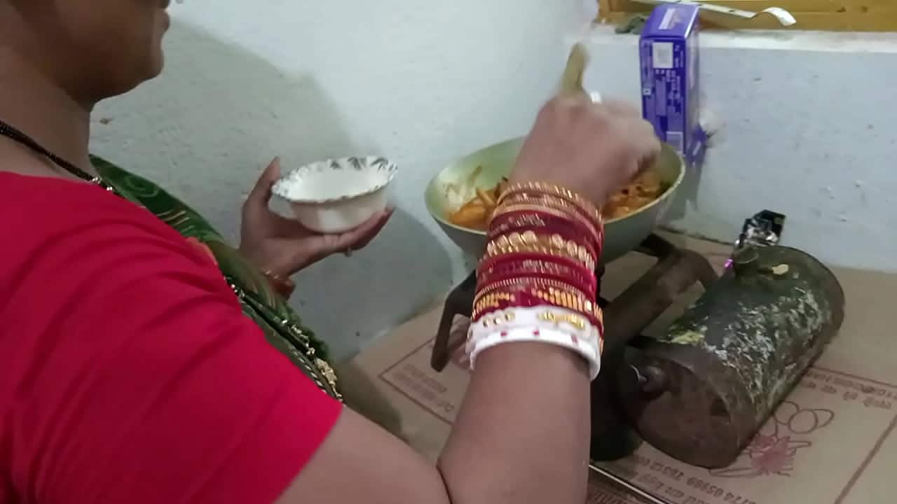 खाना पकाती हुई नौकरानी के साथ सेक्स किया हिंदी पॉर्न वीडियो