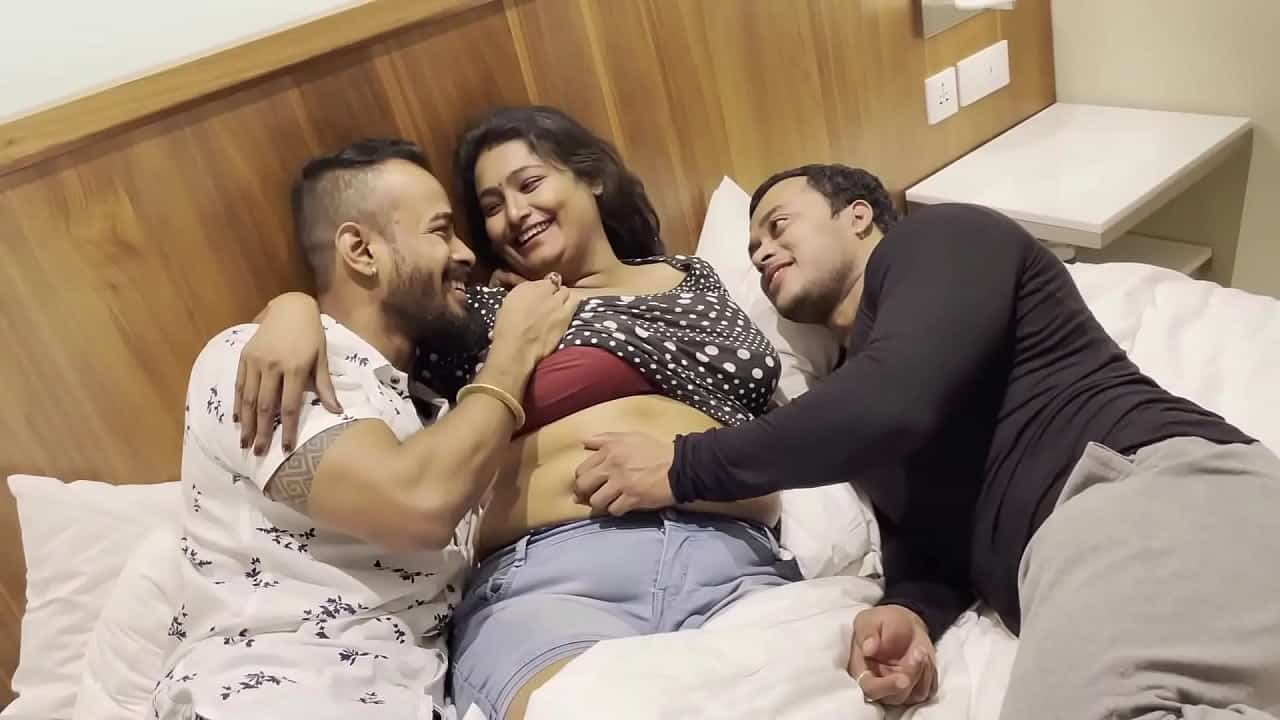 हिन्दी बीएफ विडियो नौकर और ड्राइवर के साथ भाभी की थ्रीसम सेक्स