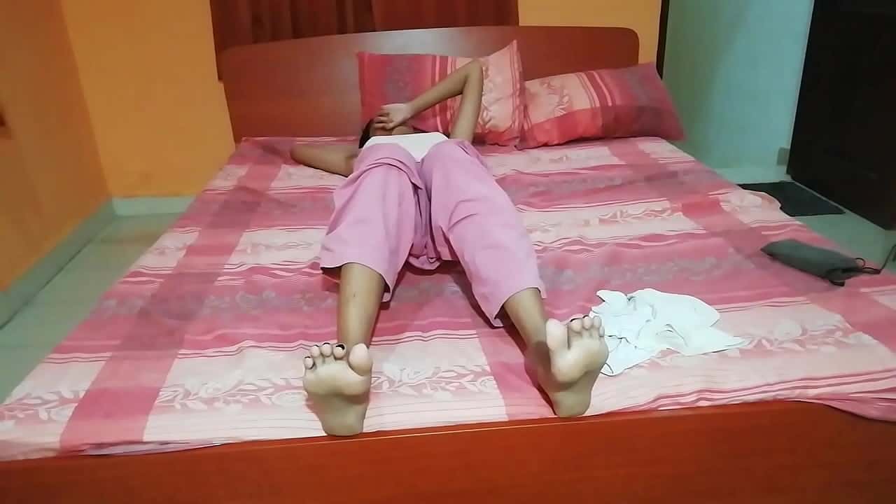 Hindi sexy bf young indian wife ko room service wale ne choda